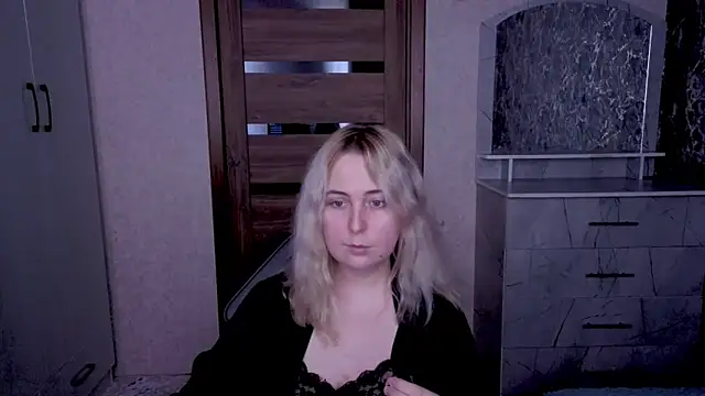Snapshot of Kristy-Max chatting on April 28, 2:27 am Kristy-Max online show from April 28, 2:27 am