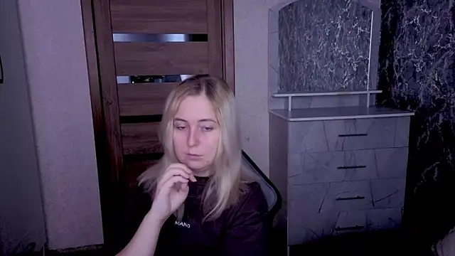 Snapshot of Kristy-Max chatting on May 25, 1:44 am Kristy-Max online show from May 25, 1:44 am