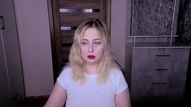 Snapshot of Kristy-Max chatting on June 16, 7:05 pm Kristy-Max online show from June 16, 7:05 pm