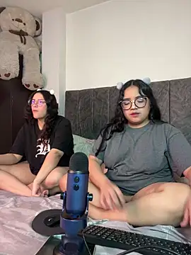 maddie-and-chelsea- online show from April 12, 9:14 am