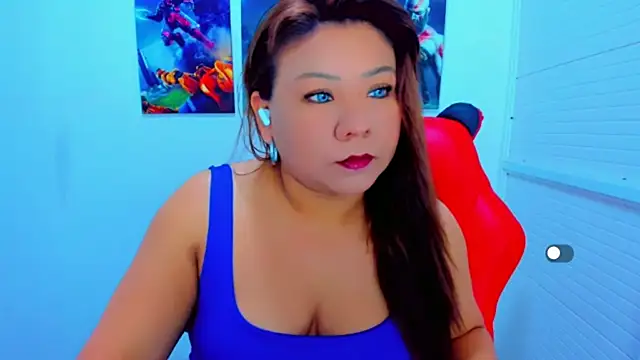 Snapshot of victoria_love89 chatting on April 21, 2:04 am victoria love89 online show from April 21, 2:04 am