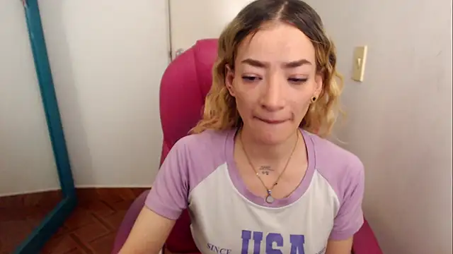 Snapshot of zoe_jones13 chatting on July 28, 1:45 am zoe jones13 online show from July 28, 1:45 am