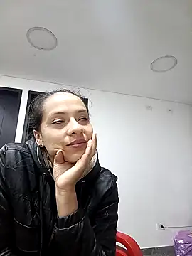 Snapshot of loren3124 chatting on December 13, 7:25 am loren3124 online show from December 13, 7:25 am
