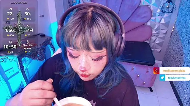 toky doll online show from December 4, 8:17 pm