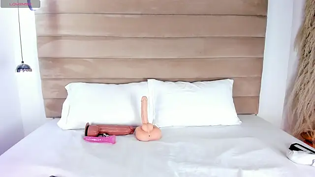 Snapshot of IsabellaJonns chatting on February 9, 4:25 am IsabellaJonns online show from February 9, 4:25 am