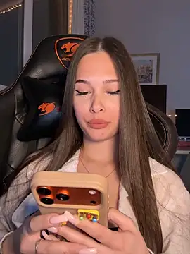 EricaWalls online show from April 18, 6:23 pm