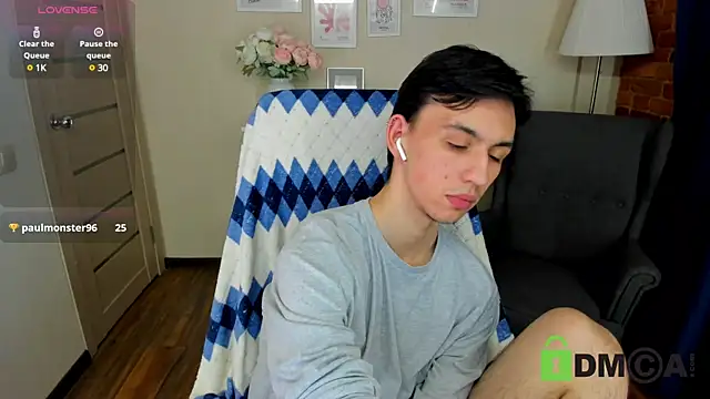 Snapshot of Ul_Tima chatting on December 8, 1:24 am Ul Tima online show from December 8, 1:24 am