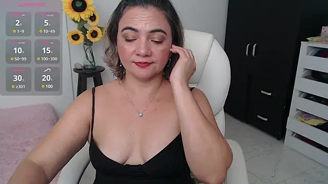 Snapshot of Chiraz_hasnaa chatting on December 16, 12:15 am Chiraz hasnaa online show from December 16, 12:15 am