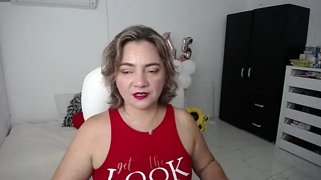 Snapshot of Chiraz_hasnaa chatting on January 26, 11:08 pm Chiraz hasnaa online show from January 26, 11:08 pm