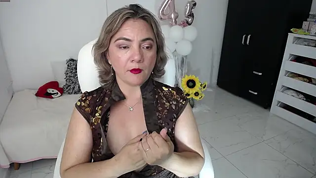 Snapshot of Chiraz_hasnaa chatting on February 1, 2:37 am Chiraz hasnaa online show from February 1, 2:37 am