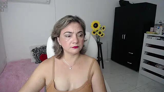 Snapshot of Chiraz_hasnaa chatting on February 12, 10:15 pm Chiraz hasnaa online show from February 12, 10:15 pm