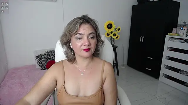 Snapshot of Chiraz_hasnaa chatting on February 13, 1:19 am Chiraz hasnaa online show from February 13, 1:19 am