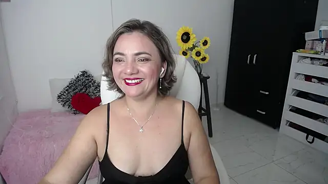 Snapshot of Chiraz_hasnaa chatting on February 21, 10:48 pm Chiraz hasnaa online show from February 21, 10:48 pm