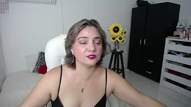 Snapshot of Chiraz_hasnaa chatting on March 6, 11:09 pm Chiraz hasnaa online show from March 6, 11:09 pm