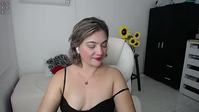 Snapshot of Chiraz_hasnaa chatting on March 14, 1:24 pm Chiraz hasnaa online show from March 14, 1:24 pm