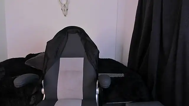 Snapshot of Aliz01 chatting on November 1, 1:51 am Aliz01 online show from November 1, 1:51 am