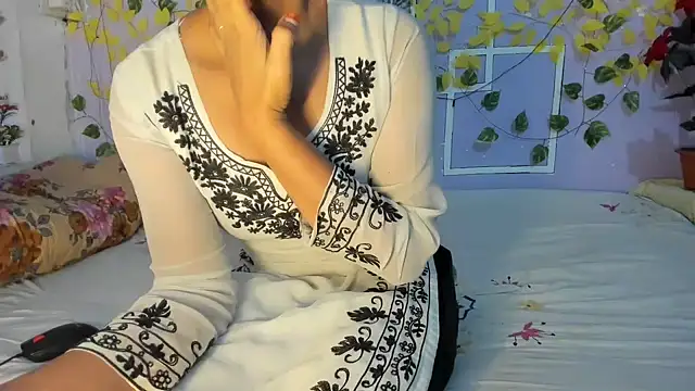 Snapshot of aarjulove chatting on May 6, 2:40 am aarjulove online show from May 6, 2:40 am