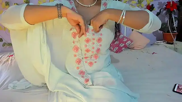 Snapshot of aarjulove chatting on June 19, 9:46 am aarjulove online show from June 19, 9:46 am