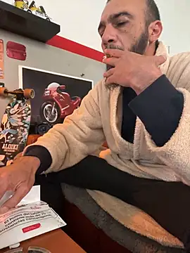 Snapshot of donnuozfutura chatting on February 1, 12:16 pm donnuozfutura online show from February 1, 12:16 pm