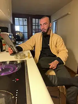 Snapshot of donnuozfutura chatting on February 1, 3:18 pm donnuozfutura online show from February 1, 3:18 pm