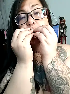 Snapshot of l1la_Rav3n chatting on December 17, 4:23 am l1la Rav3n online show from December 17, 4:23 am