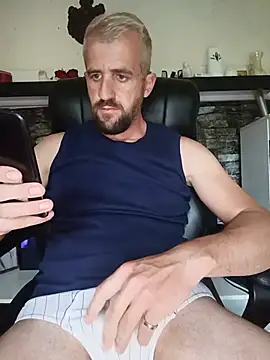 Snapshot of GrofLicno chatting on May 24, 3:39 pm GrofLicno online show from May 24, 3:39 pm