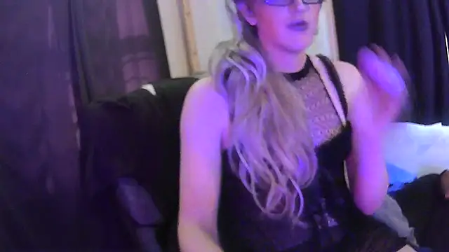 Snapshot of sexyblondetrans chatting on February 19, 4:55 pm sexyblondetrans online show from February 19, 4:55 pm