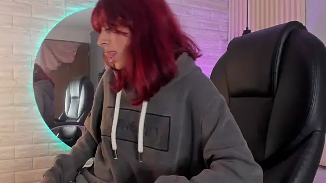 Snapshot of cloe__palmer chatting on December 5, 6:33 pm cloe palmer online show from December 5, 6:33 pm