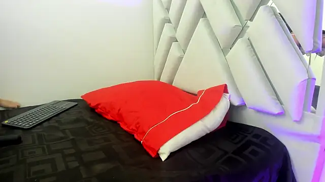 Snapshot of leslyylove chatting on December 5, 7:38 am leslyylove online show from December 5, 7:38 am