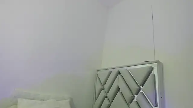 Snapshot of leslyylove chatting on February 28, 8:20 am leslyylove online show from February 28, 8:20 am