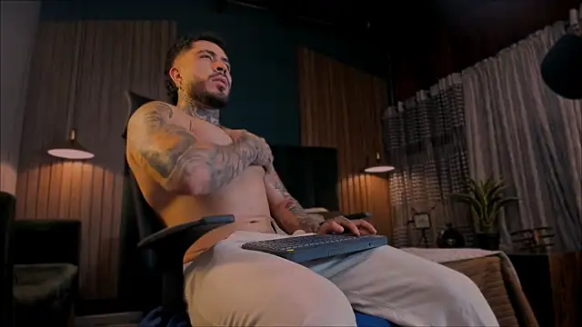 Snapshot of LeoSalvatore_ chatting on January 30, 3:44 am LeoSalvatore online show from January 30, 3:44 am