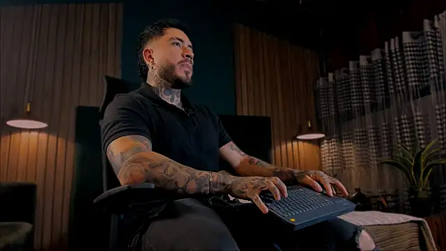 Snapshot of LeoSalvatore_ chatting on February 4, 4:05 am LeoSalvatore online show from February 4, 4:05 am