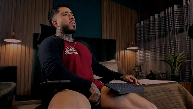 Snapshot of LeoSalvatore_ chatting on February 8, 3:30 am LeoSalvatore online show from February 8, 3:30 am