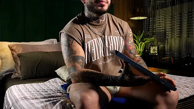 Snapshot of LeoSalvatore_ chatting on March 9, 1:25 am LeoSalvatore online show from March 9, 1:25 am