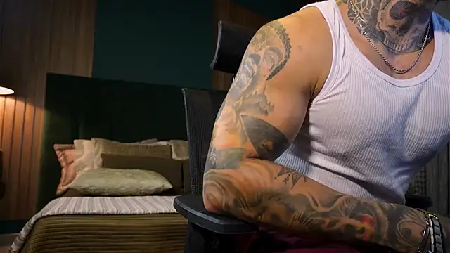 Snapshot of LeoSalvatore_ chatting on March 23, 2:04 am LeoSalvatore online show from March 23, 2:04 am