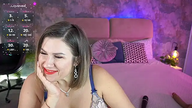 Snapshot of KiraRoxx chatting on February 8, 7:39 pm KiraRoxx online show from February 8, 7:39 pm