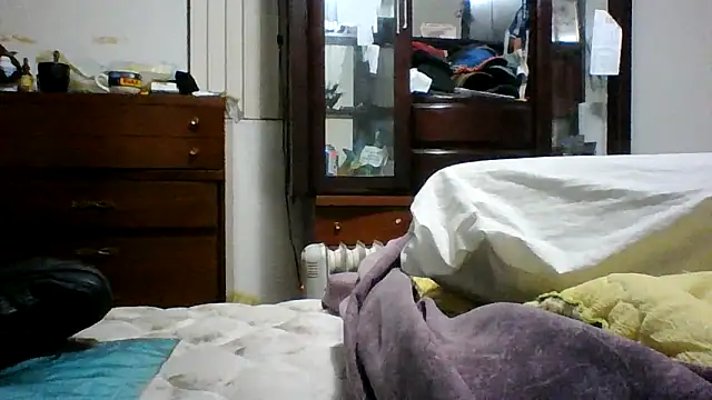 Snapshot of Emilylyn2501 chatting on December 21, 8:43 pm Emilylyn2501 online show from December 21, 8:43 pm