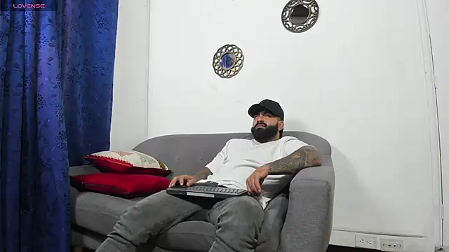 Snapshot of Lyon_vach chatting on April 28, 2:27 am Lyon vach online show from April 28, 2:27 am