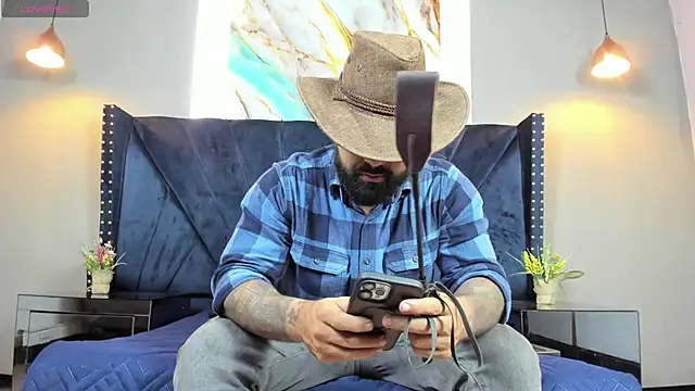 Snapshot of Lyon_vach chatting on April 28, 10:15 pm Lyon vach online show from April 28, 10:15 pm