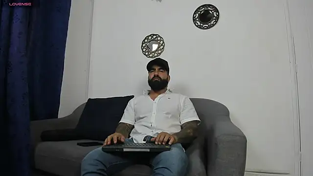 Snapshot of Lyon_vach chatting on April 29, 10:16 pm Lyon vach online show from April 29, 10:16 pm