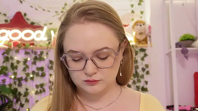 MonicaAsis online show from February 5, 6:12 pm