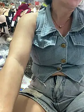 Snapshot of Cesywet chatting on September 10, 4:45 am Cesywet online show from September 10, 4:45 am