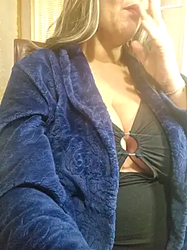 Snapshot of Foxlady2271 chatting on February 28, 6:20 pm Foxlady2271 online show from February 28, 6:20 pm