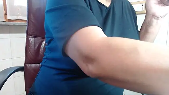 Snapshot of Foxlady2271 chatting on October 28, 12:19 pm Foxlady2271 online show from October 28, 12:19 pm