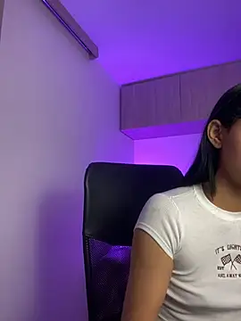 Snapshot of maddy_bronw_ chatting on December 6, 4:03 am maddy bronw online show from December 6, 4:03 am