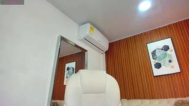 RoxannaHanson online show from December 4, 4:10 am