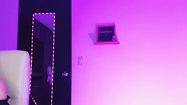 TinaJonnes  online show from April 4, 1:37 am