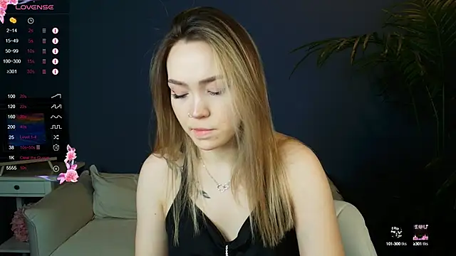 Snapshot of Evia_r0se chatting on December 6, 8:15 am Evia r0se online show from December 6, 8:15 am