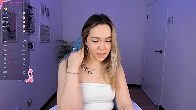 Snapshot of Evia_r0se chatting on December 10, 10:49 am Evia r0se online show from December 10, 10:49 am