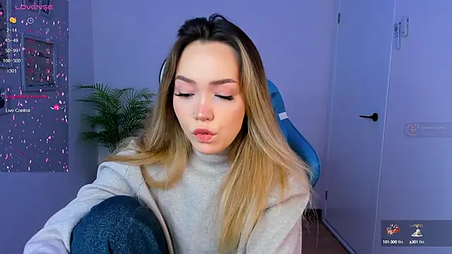 Snapshot of Evia_r0se chatting on January 7, 8:13 am Evia r0se online show from January 7, 8:13 am